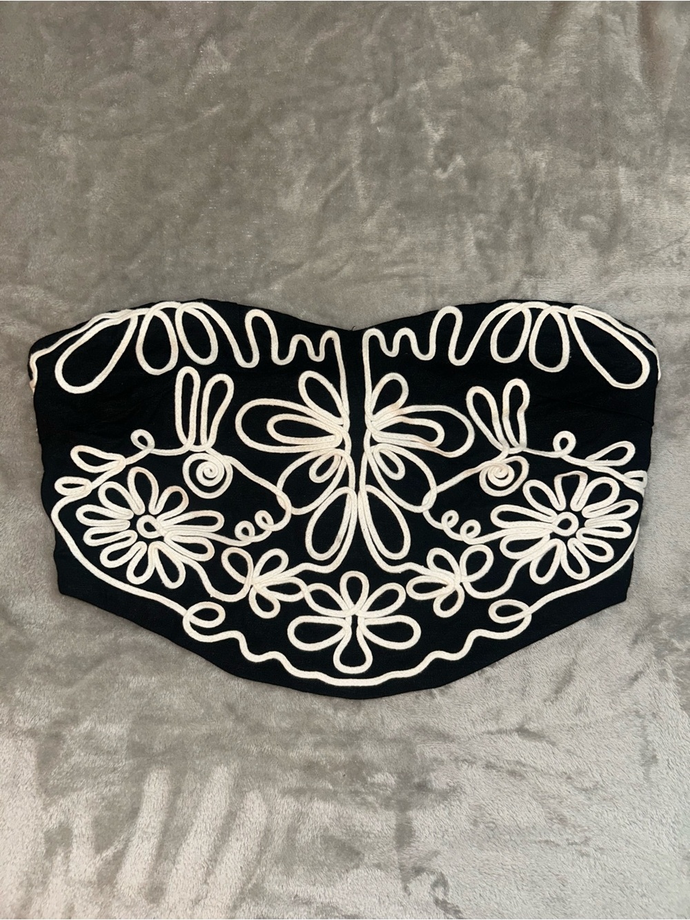 Forever 21 Black and white embroidered crop top - Picture 2 of 4